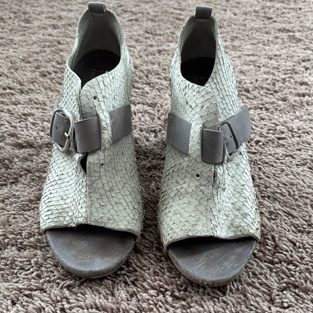Elegant Textured Open-Toe Mules